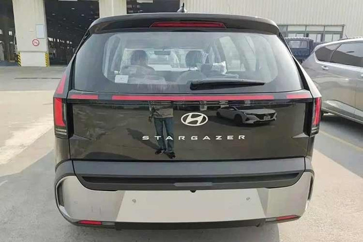 Ngoài ra, xe còn có hệ thống hỗ trợ bám làn đường, cảnh báo va chạm khi lùi, hệ thống kiểm soát hành trình thích ứng, cảnh báo mở cửa an toàn, hỗ trợ đèn pha/cốt tự động, cảnh báo mất tập trung và cảnh báo xe phía trước khởi hành.