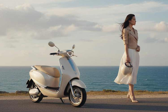 Hai mẫu xe cao cấp còn lại là Sadie và Saxil được thiết kế trang nhã và thanh lịch, với nhiều đường nét bo tròn cùng điểm nhấn là cụm đèn hình kim cương bắt mắt. Sadie và Saxil dự kiến sẽ được trang bị động cơ center công suất tối đa 4.500W, tốc độ tối đa có thể đạt 80 km/h.