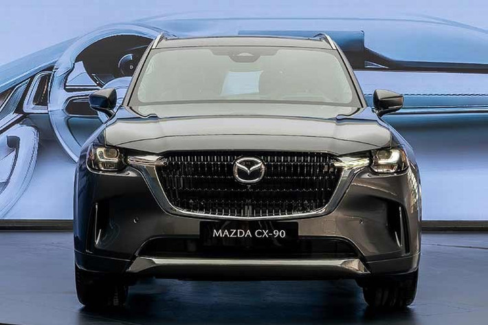 Với việc trang bị những công nghệ vận hành tân tiến cùng nguồn gốc nhập khẩu dự kiến từ Nhật Bản hoặc châu Âu, giá bán của Mazda CX-90 được dự báo sẽ nằm ở mức cao trong phân khúc. Nhiều chuyên gia và nhân viên tư vấn bán hàng nhận định mức giá khó có thể thấp hơn 2 tỷ đồng, thậm chí có thể vượt ngưỡng 2,5 tỷ đồng cho phiên bản cao cấp nhất.