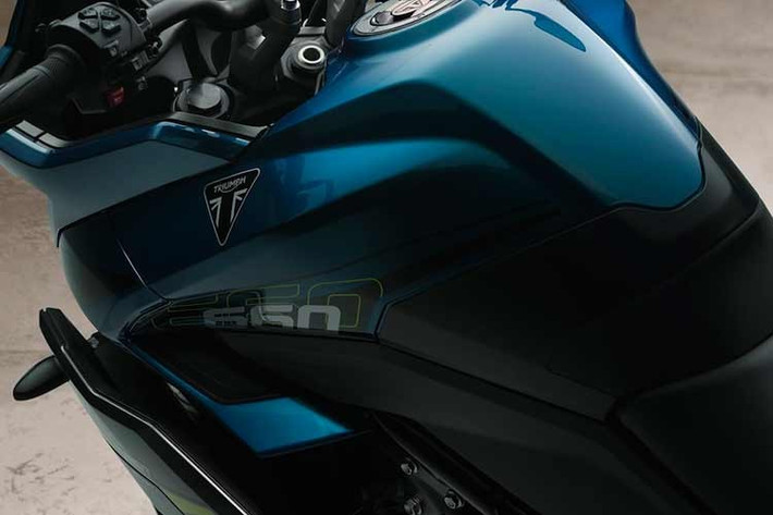 Bình xăng lớn luôn là lợi thế của những chiếc xe sport adventure, dung tích 18.6L. Xe có gói nâng cấp hành lý với tuỳ chọn thùng đựng đồ đặt hai bên sơn cùng với màu thân xe, có tổng dung tích 57L và thùng đồ đặt baga sau có dung tích 49L, có thể đặt hai nón bảo hiểm.