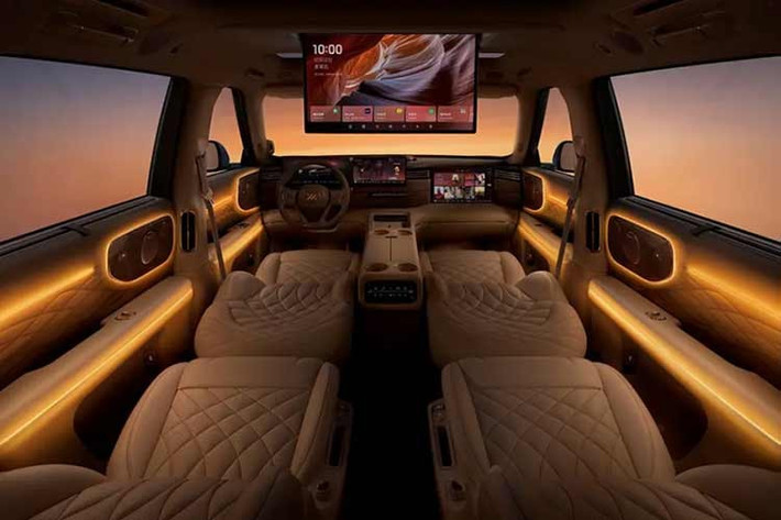 Phần lớn những trang bị “đáng tiền” của mẫu SUV này nằm trong khoang nội thất. Thông tin chi tiết về trang bị của xe chưa được công bố, nhưng dự kiến sẽ tương tự LS9 đã ra mắt. Xe có màn hình 27,1 inch tích hợp bảng đồng hồ kỹ thuật số và màn hình giải trí trung tâm.