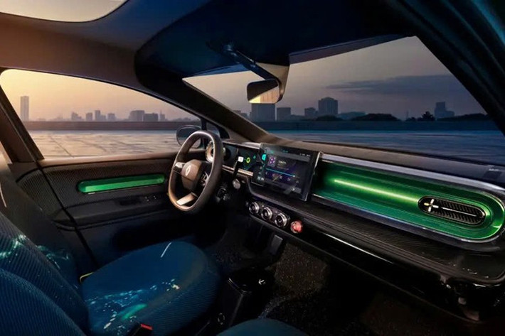 May mắn thay, Renault vẫn giữ nguyên nút điều chỉnh nhiệt độ vật lý trên cả bảng điều khiển trung tâm và vô lăng. Một chi tiết màu vàng trên bảng điều khiển tạo điểm nhấn màu sắc, kết hợp với một miếng ốp màu đỏ lạ mắt giữa hai ghế trước.