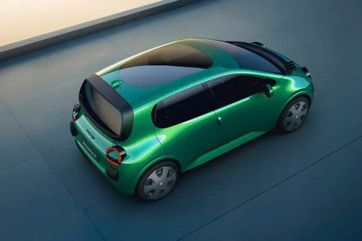 Bên trong, cabin vẫn giữ nguyên phần lớn cá tính của bản concept nhưng giảm bớt vật liệu để phù hợp với thực tế sản xuất. Nhựa cứng thay thế bề mặt cao cấp của xe trưng bày, và ghế ngồi giờ đây được bọc vải truyền thống.