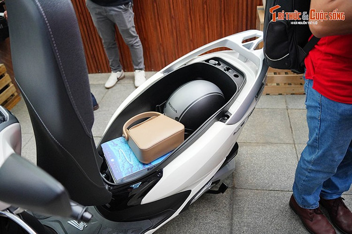 Cốp xe có dung tích hơn 37 lít – một trong những khoang chứa lớn nhất phân khúc, có thể để vừa hai mũ bảo hiểm cả đầu và nhiều vật dụng cá nhân khác, đồng thời được tích hợp đèn soi sáng và tấm chia ngăn thông minh trên cả ba phiên bản, giúp người dùng dễ dàng sắp xếp đồ đạc.