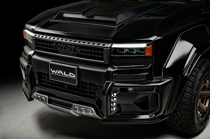 Cản trước mới và thể thao hơn nhiều so với bản gốc, lưới tản nhiệt cũng được tinh chỉnh. Các chi tiết ốp chắn bùn giúp toàn bộ xe rộng hơn, và bậc lên xuống cũng đồ sộ hơn. Phía sau, cản sau mới được trang bị bộ khuếch tán thể thao. Bộ phận này cũng là nơi chứa đèn phanh phụ.