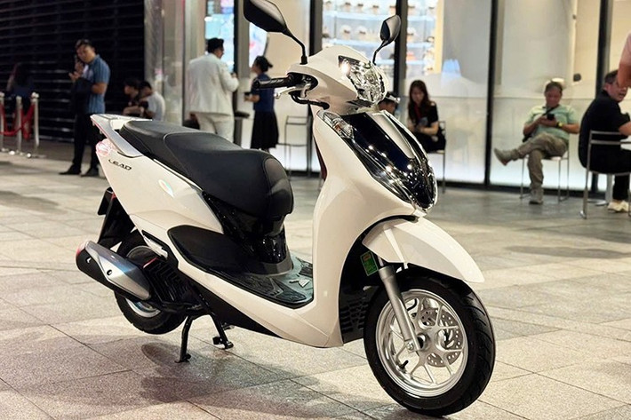 Mức giá bán lẻ đề xuất của Honda Lead 2026 lần lượt là 45,6 triệu đồng cho phiên bản Đặc biệt ABS; 41,7 triệu đồng cho phiên bản Cao cấp và 39,5 triệu đồng cho phiên bản Tiêu chuẩn (giá đã bao gồm thuế giá trị gia tăng 8%).