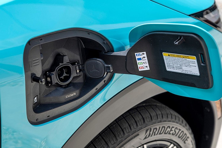 Mẫu xe điện này được trang bị đèn LED tiêu chuẩn. Riêng bản Platinum+ có đèn hậu lấy cảm hứng từ Nissan Z. Mâm xe gồm các loại thép 18 inch với ốp khí động lực học ở bản S và S+. Trong khi đó, mâm hợp kim 18 inch dành cho bản SV+ và bản Platinum+ dùng mâm hợp kim 19 inch.