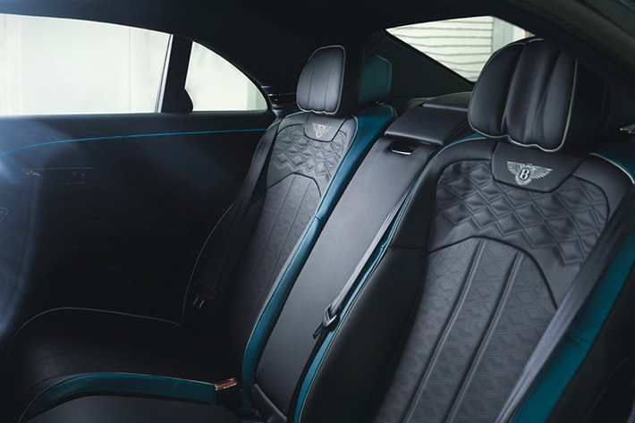 Bentley cũng cho biết sẽ mở rộng thêm nhiều phương án phối màu Ombré trong thời gian tới. Với chi phí ngang bằng một chiếc xe sang, tùy chọn sơn Ombré không chỉ đơn thuần là màu sắc mà còn là biểu tượng đẳng cấp cá nhân hóa.