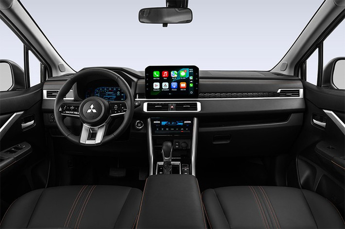 Bên trong khoang lái, cả hai phiên bản được nâng cấp với nhiều tiện nghi hướng đến sự thoải mái và trải nghiệm công nghệ cao. Màn hình giải trí 10 inch hỗ trợ kết nối Apple CarPlay và Android Auto không dây, đi kèm đồng hồ kỹ thuật số 8 inch cho người lái và vô lăng ba chấu thiết kế mới.