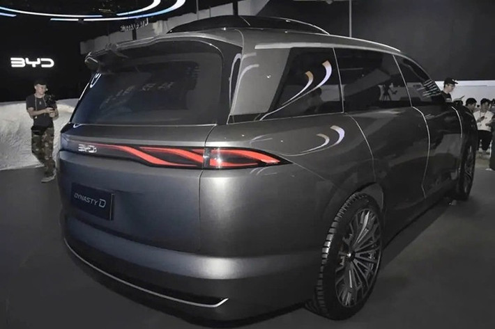 Dynasty-D sử dụng nền tảng hybrid DM 5.0 gồm động cơ hybrid chuyên dụng 1.5L, 2 động cơ điện trước/sau tạo nên hệ dẫn động AWD. Phạm vi chạy thuần điện được kỳ vọng trên 200 km, giúp xe trở thành một trong những mẫu hybrid tầm xa mạnh nhất phân khúc. Khung gầm sở hữu hệ thống treo DiSus-A và tính năng đánh lái bánh sau linh hoạt trong phố dù kích thước lớn.