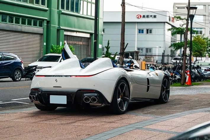 Giữa dàn xe có giá trị lớn này, Ferrari Monza SP2 là mẫu xe gây chú ý đặc biệt. Đây là chiếc speedster hiếm thuộc dòng Icona Series – bộ sưu tập ở đẳng cấp cao nhất của Ferrari. Chiếc xe cũng được Trần Chí thường xuyên sử dụng khi sống tại Đài Bắc.