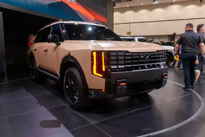 Nằm bên dưới nắp ca-pô của Kia Telluride 2027 là 2 tùy chọn động cơ, tất cả đều dùng máy xăng 4 xi-lanh, tăng áp, dung tích 2.5L. Trong khi đó, động cơ V6 cũ của xe đã bị loại bỏ. Đầu tiên là động cơ xăng thông thường, tạo ra công suất tối đa 274 mã lực và mô-men xoắn cực đại 421 Nm. So với đời cũ, động cơ này mạnh hơn 66 mã lực. Sức mạnh được truyền tới cầu trước hoặc 4 bánh thông qua hộp số tự động 8 cấp.