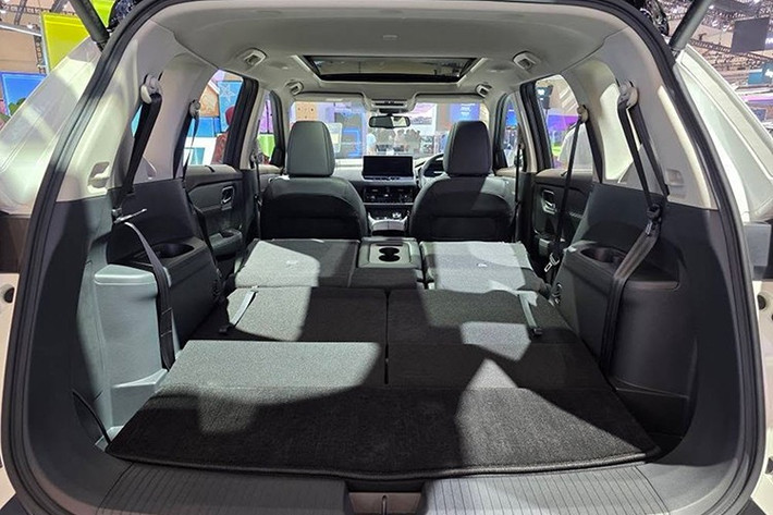 Về an toàn, xe được trang bị gói Nissan Safety Shield 360 với loạt tính năng hiện đại như cảnh báo va chạm phía trước, phanh khẩn cấp tự động, cảnh báo người lái mất tập trung, giám sát vật thể xung quanh, kiểm soát hành trình thích ứng, cảnh báo điểm mù, cảnh báo phương tiện cắt ngang khi lùi, kiểm soát độ ổn định khi vào cua và đèn pha tự động.