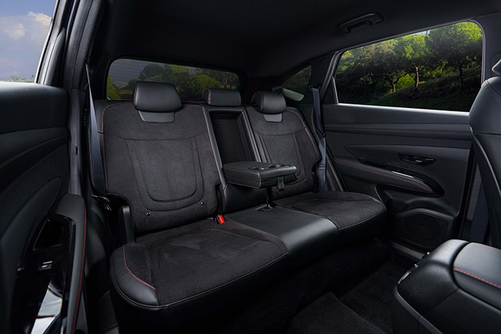 Lưng ghế khắc chìm logo N Line, trong khi các chi tiết như chân ga, chân phanh và điểm đặt chân đều được ốp inox sáng bóng, mang lại cảm giác lái hứng khởi cho người điều khiển.