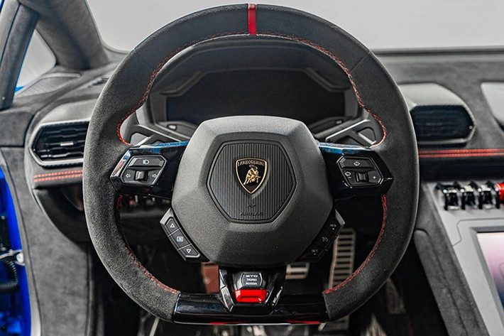 Ngoài ra còn có chỉ thêu trên vô lăng thể thao 300 USD quy đổi 78 triệu đồng, huy hiệu Lamborghini trên bảng taplo 1.000 USD quy đổi 7,8 triệu đồng, bình cứu hỏa 900 USD quy đổi 23,5 triệu đồng, đèn chiếu logo Lamborghini trên mặt đất 365 USD quy đổi 365 USD quy đổi 9,5 triệu đồng, ốp sàn xe sợi carbon 4.800 USD quy đổi 125,6 triệu đồng.