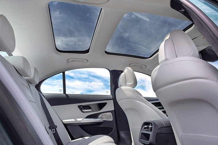 Một trong những điểm nhấn độc đáo tại “Ra mắt và Triển lãm Mercedes-Benz E-Class Thế Hệ Mới” tại Hà Nội là khu trưng bày xe cổ Mercedes-Benz, tái hiện lịch sử phát triển và giá trị di sản của dòng E-Class qua nhiều thập kỷ.