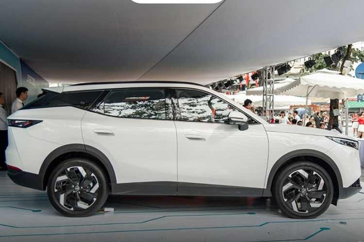 Giá bán Omoda C7 2026 dự kiến được đưa ra ở mức 839 triệu đồng cho phiên bản Flagship (động cơ xăng) và 939 triệu đồng cho phiên bản PHEV Flagship. Cả hai biến thể đều có 4 lựa chọn màu sắc ngoại thất và dự kiến bắt đầu bàn giao tới tay người dùng từ tháng 5 đến tháng 7/2026.