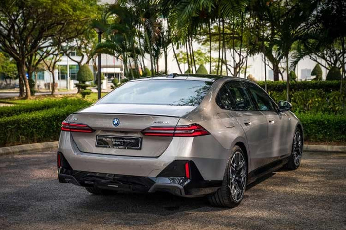 Về nhận diện, cách phân biệt nhanh nhất giữa bản CKD và CBU là lưới tản nhiệt. Trên bản CKD, chi tiết này được hoàn thiện màu đen bóng Shadowline thay cho bề mặt satin trước đây, trong khi tính năng chiếu sáng Iconic Glow vẫn được giữ lại.