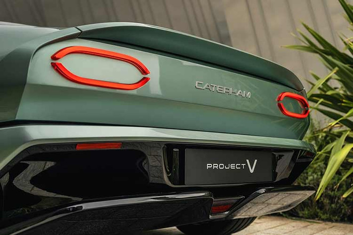 Giải pháp lắp ráp pin này giúp cân bằng trọng tâm, hạ thấp vị trí ghế lái và tạo cảm giác ngồi sát mặt đường, yếu tố quan trọng với xe thể thao. Đây cũng là cách Caterham và Yamaha bảo vệ “chất lái” truyền thống trong kỷ nguyên điện hóa.