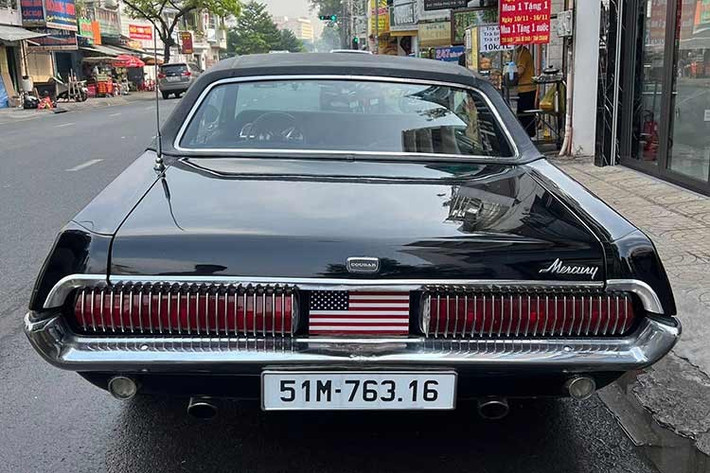 Trong năm 1968, động cơ 289 tạm thời được thay thế bằng động cơ V8 302 cu in (4,9 L) được thiết kế cho các tiêu chuẩn khí thải liên bang mới. Động cơ này có công suất 210 mã lực với bộ chế hòa khí 2 họng hoặc 230 mã lực với bộ chế hòa khí 4 họng; với bộ chế hòa khí 2 họng là tiêu chuẩn trên XR-7.