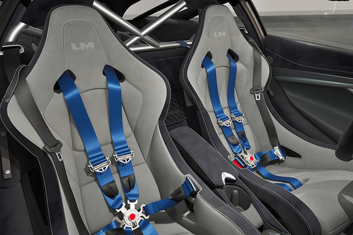 Một tùy chọn đặc biệt khác là bảng thành tích của McLaren trong lĩnh vực đua xe, liệt kê chiến thắng Le Mans năm 1995 cùng với chiến thắng Triple Crown (24 Hours of Le Mans, Grand Prix Monaco, Indianapolis 500) và nhiều chiến thắng khác. Tấm bảng này được gắn trong khoang hành lý phia trước và có thể được yêu cầu bởi tất cả các khách hàng mua xe McLaren 750S mới.