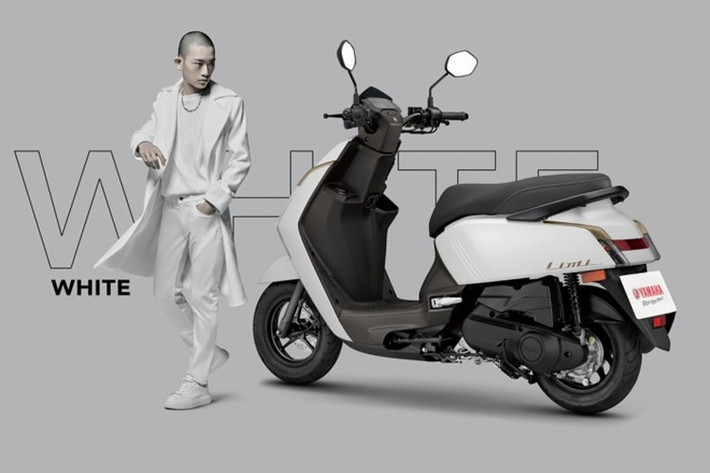 NWM125 được trang bị hệ thống đèn LED toàn bộ, với cụm đèn pha chống thấm nước, hỗ trợ tối ưu tầm nhìn khi di chuyển dưới trời mưa. Ngoài ra, xe còn có dải đèn LED ban ngày (DRL) đặt ở giữa, kết hợp cùng đèn xi-nhan LED, tạo nên diện mạo hiện đại và đậm chất nhận diện.