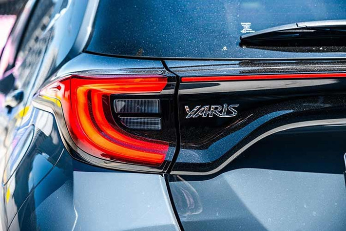 Dù có những thay đổi mạnh mẽ về tiện nghi, Toyota vẫn quyết định duy trì hệ truyền động Hybrid 1.5L 3 xi-lanh kết hợp cùng hộp số vô cấp CVT danh tiếng. Khối động cơ này vốn đã khẳng định được vị thế nhờ sự bền bỉ và khả năng kinh tế vượt trội với mức tiêu thụ nhiên liệu ấn tượng, chỉ khoảng 3,3 lít cho mỗi 100 km.