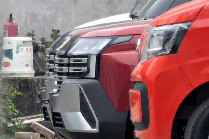 Ở phiên bản mới, Hyundai Stargazer sở hữu khá nhiều thay đổi về mặt thiết kế. Dễ nhận thấy nhất là khu vực đầu xe với nắp ca-pô dài hơn và cụm đèn pha đặt cao hơn, thay thế kiểu tách rời trước đây. Dải đèn LED định vị ban ngày có thiết kế hình chữ "H" mới, tạo cảm giác nổi bật hơn. Tiếp theo đó là lưới tản nhiệt cỡ lớn hơn với mắt lưới hình chữ nhật nằm ngang và xếp tầng. Cản trước có thêm các các khe hút gió giả hai bên bao quanh hốc hút gió trung tâm.