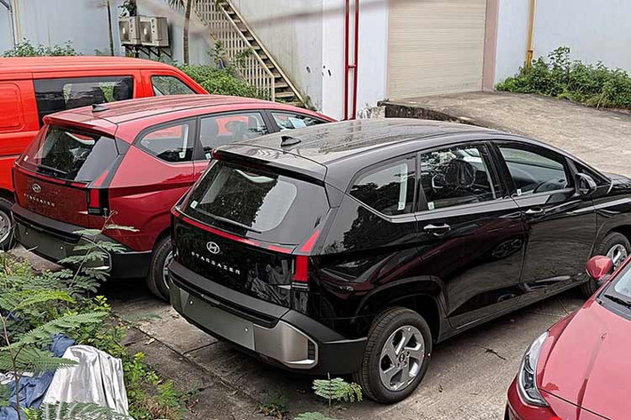 Vòng về phía sau, chúng ta sẽ bắt gặp cụm đèn hậu cũng có tạo hình chữ H tương tự phía trước. Sự thay đổi này hứa hẹn sẽ nhận được sự hoan nghênh của người dùng vì cụm đèn hậu hình tam giác cỡ lớn trên Hyundai Stargazer cũ gây khá nhiều tranh cãi. Bản thân kích thước của Hyundai Stargazer 2026 cũng thay đổi ở phiên bản mới và dùng mâm 17 inch.