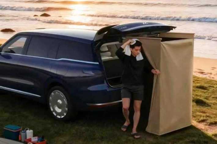 Nhiệm vụ truyền động đến bánh xe thuộc về một mô-tơ điện mạnh 215 mã lực nằm ở cầu trước, kết hợp với hai mô-tơ điện 261 mã lực ở cầu sau. Cấu hình này mang lại phạm vi chạy thuần điện ước tính 308 km. Ba mô-tơ điện cũng hỗ trợ phân bổ mô-men xoắn linh hoạt cho mẫu SUV cỡ lớn này.