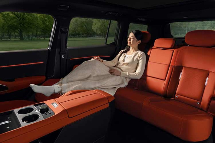 Phiên bản thuần điện (BEV) gây ấn tượng với công suất lên tới 445 mã lực, dẫn động bốn bánh và tầm hoạt động 650 km. Trong khi đó, biến thể điện mở rộng phạm vi hoạt động (EREV) được xem là giải pháp tối ưu cho hạ tầng giao thông tại Việt Nam. Bằng việc sử dụng động cơ xăng 1.5L chỉ để phát điện, xe có thể đạt tổng công suất 416 mã lực và tầm vận hành hỗn hợp lên tới 1.220 km cho một lần nạp đầy.