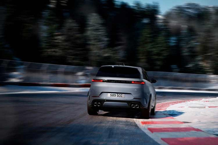 Land Rover chỉ sản xuất 500 chiếc, tất cả đều dành cho thị trường Anh. Giá khởi điểm của xe là 145.995 bảng Anh (khoảng 194.700 USD - khoảng hơn 5 tỷ đồng), một mức giá cao nhưng không bất thường đối với các mẫu Range Rover mang huy hiệu SV.