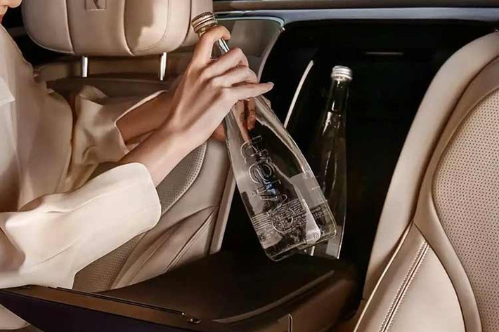 Tất cả ghế ngồi của mẫu xe này đều được bọc da Nappa cao cấp, ghế trước hỗ trợ chỉnh điện tới 20 hướng, bao gồm hỗ trợ thắt lưng, thông gió, sưởi và chức năng massage đá nóng. Phiên bản Flagship 4 chỗ còn nâng cao trải nghiệm cho hành khách phía sau với 2 ghế thương gia độc lập...