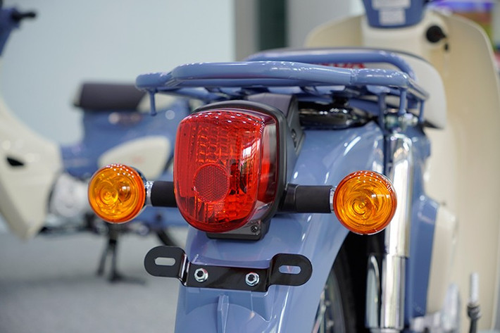 Các chi tiết như yên xe bọc da hai tông màu, baga sau, ốp sên, vè chắn bùn… được sơn đồng màu thân xe càng tôn lên vẻ cổ điển khiến nhiều người đam mê dòng xe máy Honda Super Cub phải "phát thèm" muốn sở hữu.