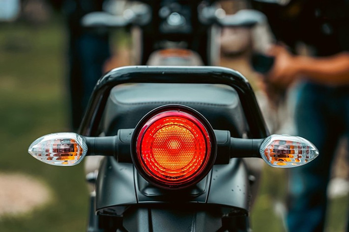 Thân xe và các chi tiết bên sườn vẫn được thiết kế hầm hố, các chi tiết khung để lộ ra ngoài đem đến vẻ ngoài "bụi bặm". Phần đèn hậu và xi nhan phía sau không thay đổi nhiều so với thế hệ cũ.