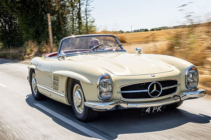 Chiếc Mercedes-Benz SL đời 1963 sẽ được bán đấu giá thông qua RM Sotheby's tại Chobham, Vương quốc Anh và dự kiến ​​sẽ đạt mức giá khoảng 2,02 triệu đô la. Chỉ trong năm ngoái, một chiếc xe có thân bằng nhôm, phiên bản được thèm muốn nhất của dòng W198 đã được bán với giá đáng kinh ngạc là 9.335.000 đô la, vì thế, sẽ không có gì quá bất ngờ nếu chiếc xe trong bài được ai đó trả cao hơn 9,3 triệu USD.