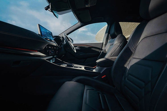 Tiếp theo là đế sạc không dây cho điện thoại thông minh, màn hình quan sát toàn cảnh kỹ thuật số với chế độ "mũi tên lộ máy" và chế độ quan sát ngã ba chữ T, tích hợp điện thoại thông minh không dây, màn hình thông tin giải trí 12,3 inch và hệ thống điều hòa hai vùng.