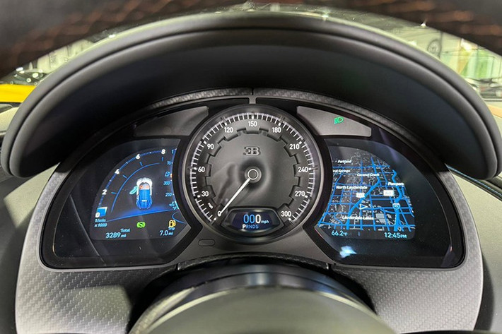 Chiếc xe nặng khoảng 4.400 pound (2.000 kg). Lốp Michelin Pilot Sport Cup 2 R, 20 inch ở phía trước và 21 inch ở phía sau, mang lại độ bám đường cần thiết để truyền toàn bộ sức mạnh của động cơ W16 xuống mặt đường.