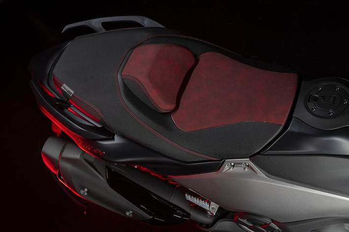 Là bản kỷ niệm, Yamaha TMax 560 25th Anniversary không thể thiếu logo 25th Anniversary nhưng thay vì dán trên thân xe, logo này chỉ hiện lên trên bảng đồng hồ khi bật khoá.