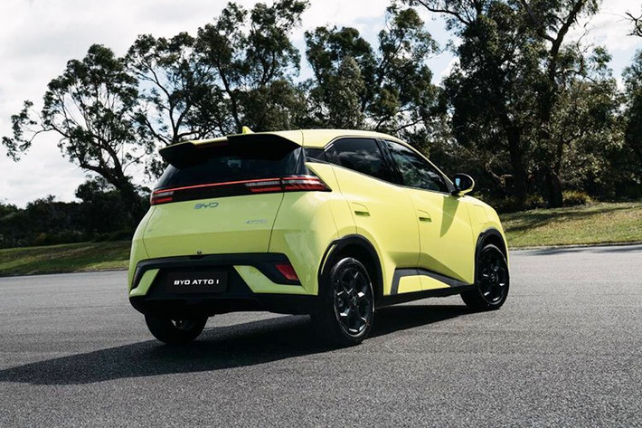 Các chi tiết ngoại thất đáng chú ý khác của BYD Atto 1 dành cho thị trường Indonesia gồm có mâm hợp kim 16 inch thuộc loại lớn nhất trong phân khúc, gương chiếu hậu chỉnh điện có sưởi, ăng-ten vây cá mập, cột C trang trí bằng họa tiết kim cương và cốp đóng/mở chỉnh điện.