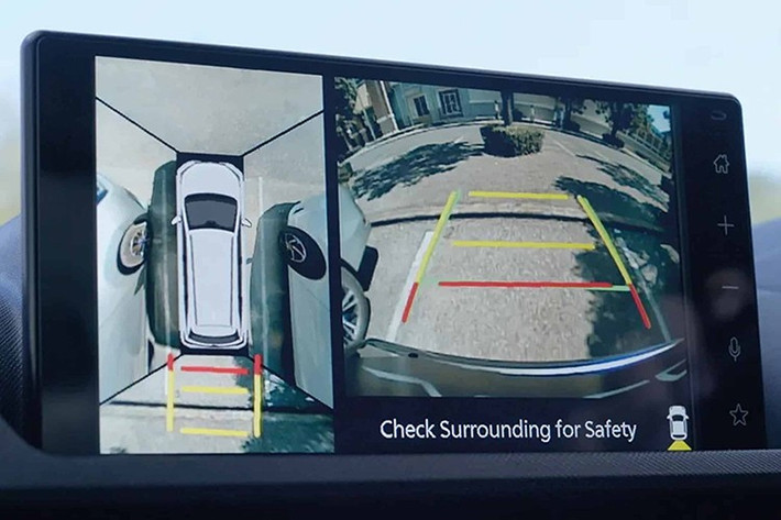 Sự phối hợp nhịp nhàng của hệ thống Series-Parallel Hybrid này tạo ra tổng công suất 111 mã lực, truyền tải xuống các bánh xe thông qua hộp số E-CVT mượt mà. Điểm ưu việt của hệ thống này là khả năng vận hành hoàn toàn bằng điện trong điều kiện tải nhẹ hoặc đường bằng phẳng.