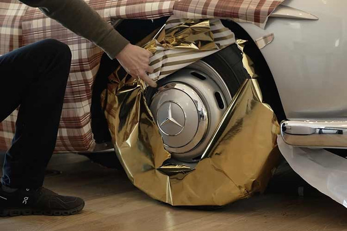 Khi mua chiếc xe hồi tháng 7/2025, anh đã hoãn tuần trăng mật để đến California lấy chiếc Gullwing, nhưng chiếc xe đã nằm im khoảng 10 năm nên cần thay mới toàn bộ. Sau khi đại tu, anh ấy đã ghé thăm Jay Leno ở Burbank, California. Leno muốn lái thử chiếc Benz cổ điển của anh ấy và chúc mừng anh ấy về việc mua xe.