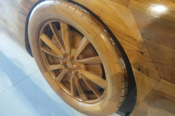 Điểm thú vị là dù không có động cơ, chiếc xe siêu sang Bentley bằng gỗ này vẫn có thể di chuyển nhờ thiết kế bánh xe và hệ thống lái cơ bản. Điều này cho phép nó dễ dàng được trưng bày trong showroom hoặc tại các triển lãm xe hơi.