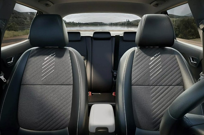 Một số nâng cấp khác bao gồm vô-lăng mới, đèn viền nội thất, sạc không dây và cổng sạc USB-C. Dung tích khoang hành lý vẫn được giữ nguyên ở mức 352 lít.