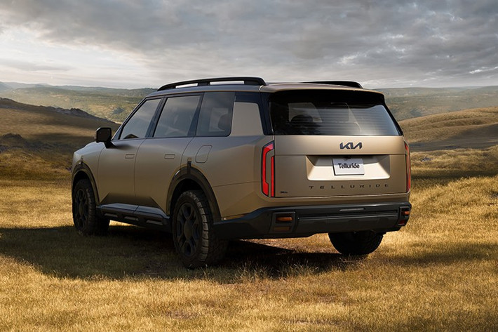Cụm đèn chiếu sáng cũng được Kia đầu tư mạnh tay, đóng vai trò định hình bản sắc thương hiệu. Telluride mới tiếp tục sử dụng thiết kế đèn định vị dọc đặc trưng, nhưng được làm mới với đồ họa ánh sáng Star Map hiện đại. Cả đèn trước và sau đều dùng dải LED đôi, đi kèm đèn định vị ban ngày màu hổ phách cùng hiệu ứng ánh sáng hình học.