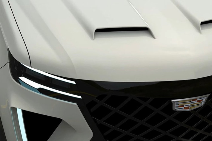 Chiếc xe Cadillac Escalade ESV 2025 này vẫn được trang bị động cơ V8 siêu nạp mạnh mẽ dưới nắp ca-pô. Hộp số tự động 10 cấp phân bổ sức mạnh đều đặn trên cả bốn bánh, sản sinh công suất 682 mã lực và mô-men xoắn 653 pound-feet (885 Nm).