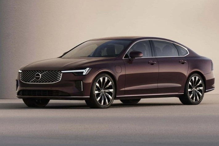 Volvo S90 2026 ﻿Cùng thời điểm, Volvo S90 2026 cũng được giới thiệu với giá dự kiến hơn 2,7 tỷ đồng. Đây là mẫu sedan đầu bảng của Volvo, hướng đến đối thủ BMW 5 Series và Mercedes-Benz E-Class. Thiết kế bên ngoài của S90 được thiết kế tinh tế hơn.