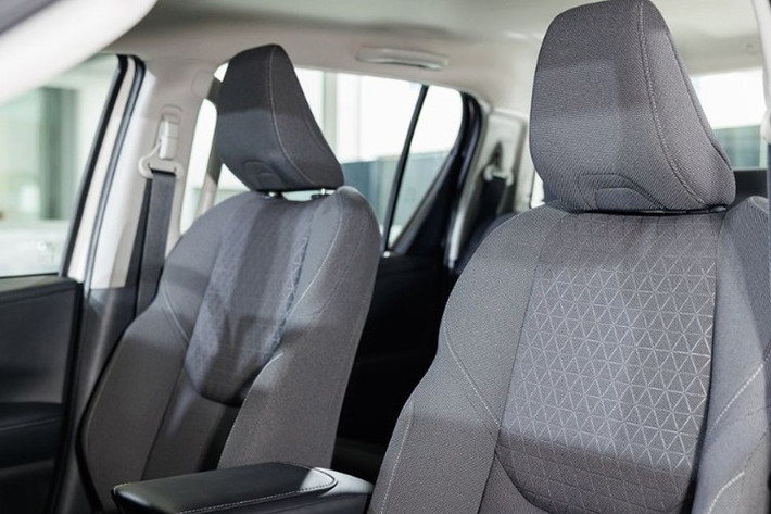 Hilux TRAVO-e được trang bị hệ dẫn động bốn bánh toàn thời gian (AWD) với hai mô-tơ điện — phía trước công suất 112 mã lực (206 Nm), phía sau 176 mã lực (269 Nm), cho tổng công suất 196 mã lực.