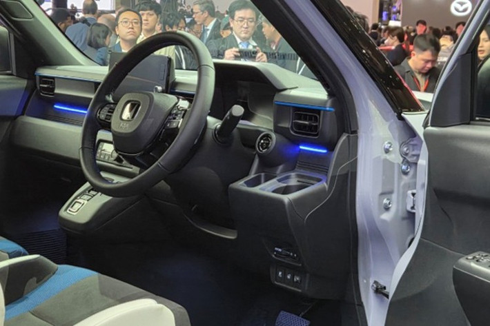 Các tính năng hiển thị bao gồm bộ 3 đồng hồ kỹ thuật số và đèn nền màu riêng khi kích hoạt chế độ Boost Mode. Một điểm nhấn khác của Honda Super-One là ghế thể thao thiết kế riêng cho mẫu xe này, vừa tạo cảm giác chắc chắn, vừa có họa tiết bất đối xứng với tông xanh mang lại vẻ vui tươi và sinh động cho không gian nội thất.