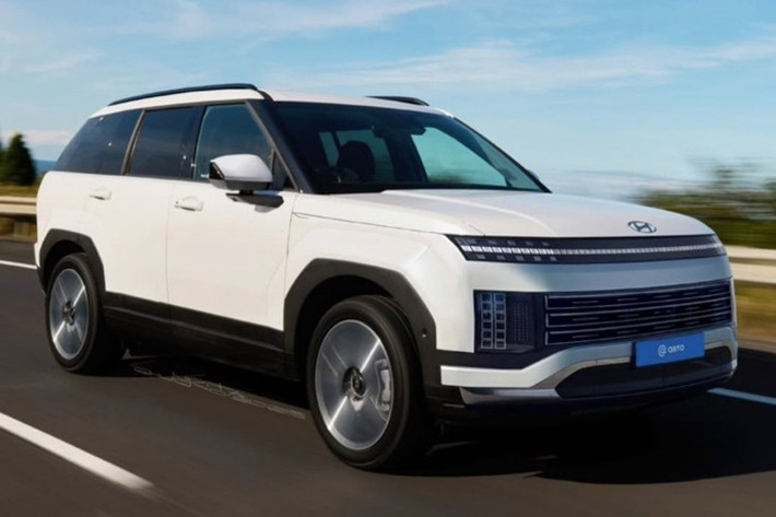 Tucson 2027 dự kiến sẽ ra mắt tại Mỹ vào quý III/2026, cùng thời điểm với Hyundai Avante (Elantra) thế hệ mới. Tại Hàn Quốc, giá khởi điểm được dự đoán khoảng 34 triệu won (tương đương khoảng 24.000 USD). Với danh mục hybrid hoàn toàn và công nghệ nâng cấp, Tucson vẫn được kỳ vọng giữ vị trí cạnh tranh trong phân khúc SUV cỡ C.